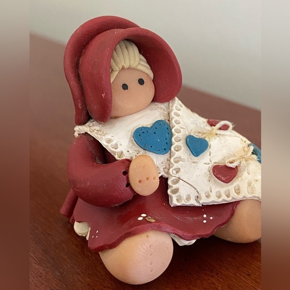 Small Clay Woman in Bonnet Sewing a Quilt - Crafting - Picture 3 of 11